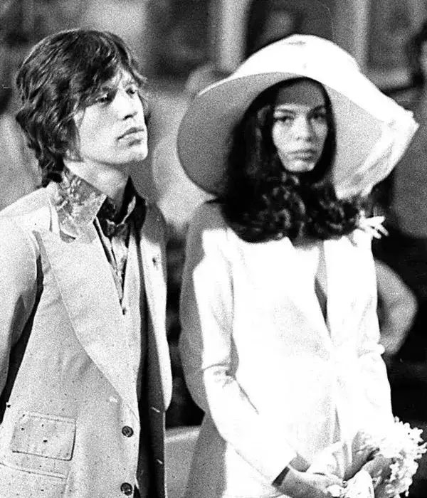 安卡·賈格爾(Bianca Jagger)著(zhù)白色吸煙裝