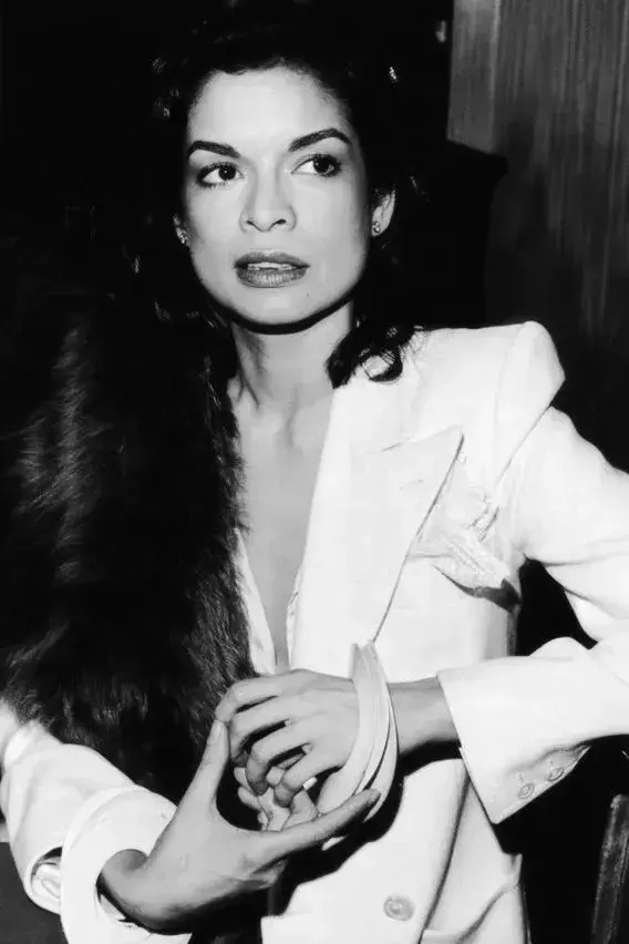 安卡·賈格爾(Bianca Jagger)著(zhù)白色吸煙裝